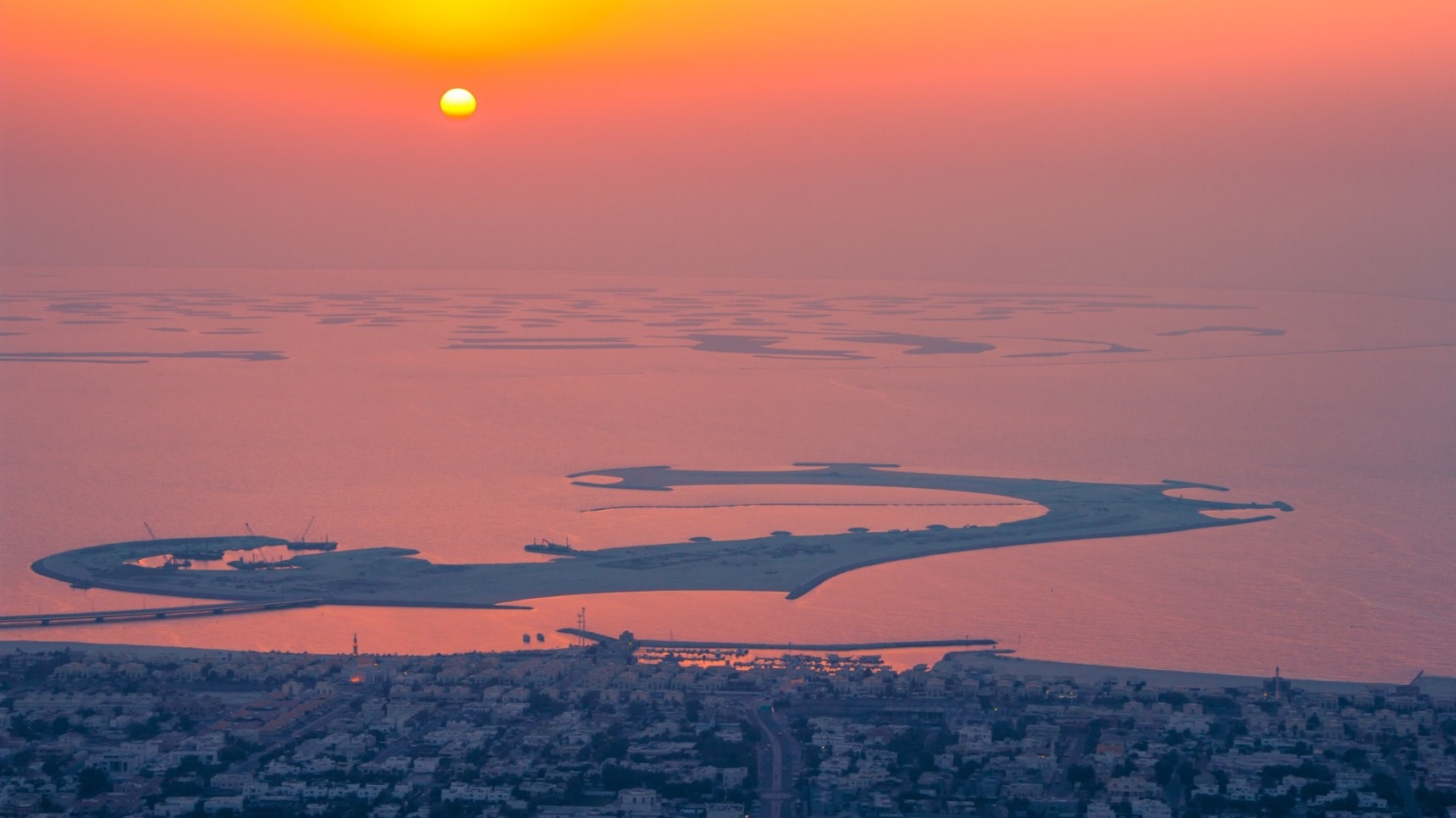 Isla artificial al anochecer