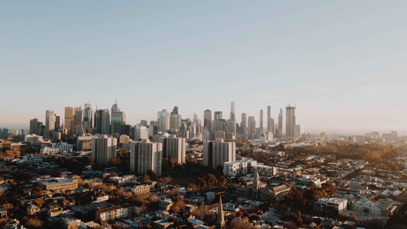 Skyline mit Sonnenaufgang und Luftballons, Melbourne, Australien