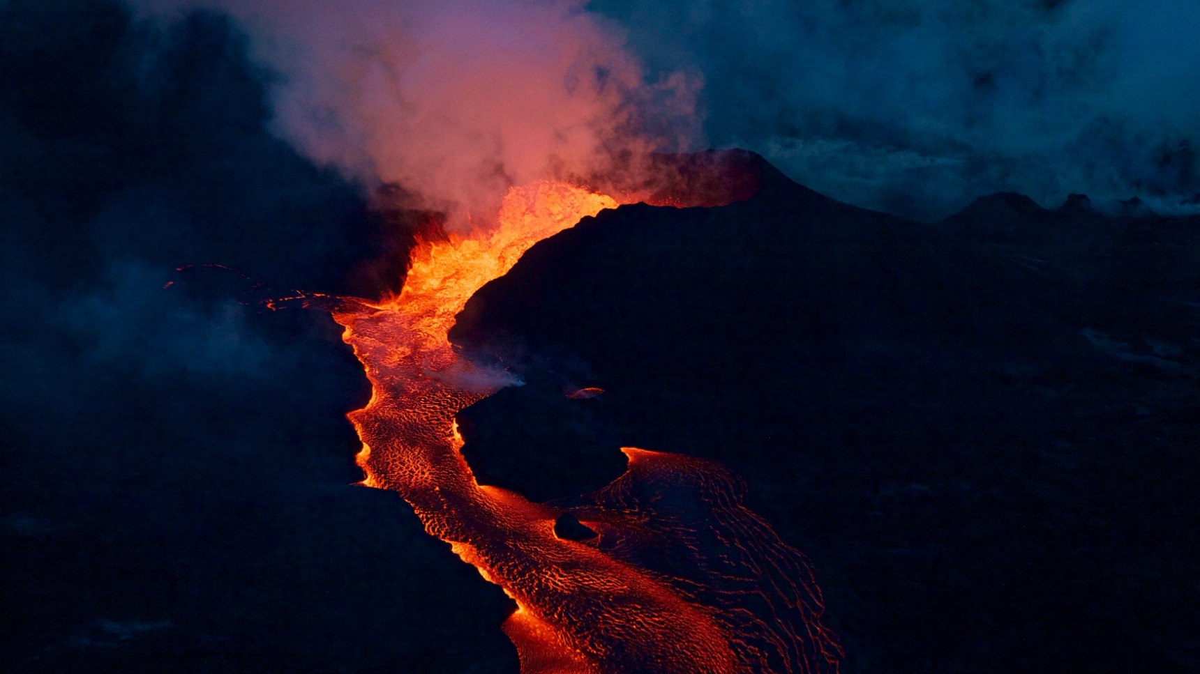 Der ausbrechende Fissur 8-Kegel des Kilauea.