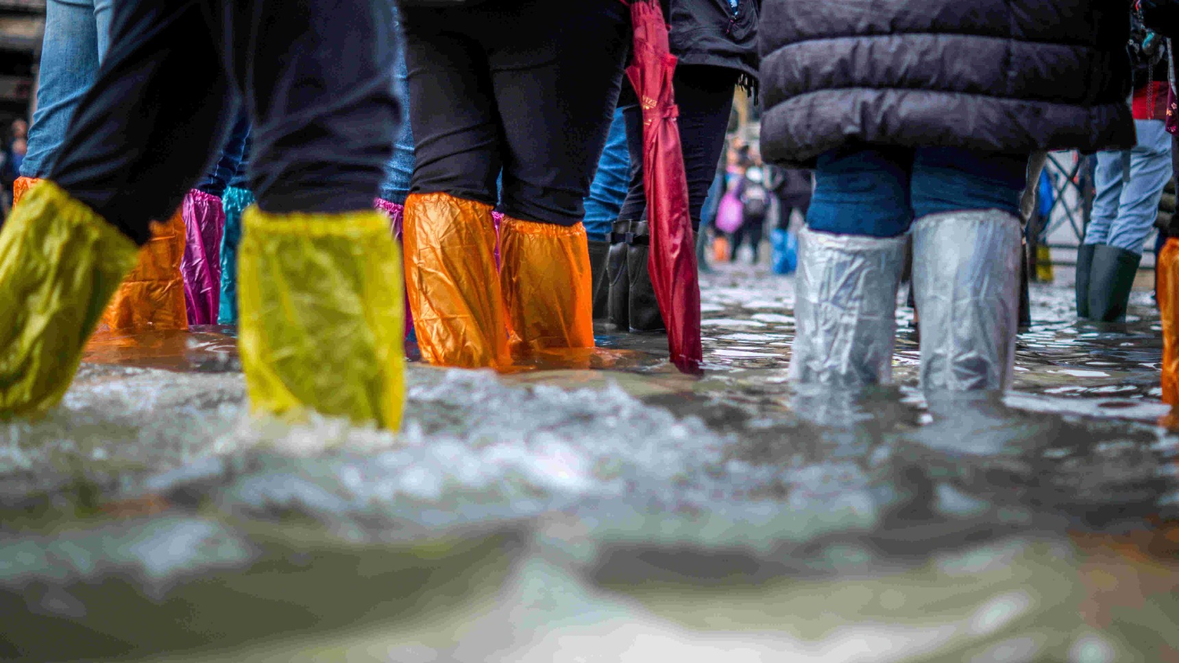 Los turistas intentan mantenerse secos en una Plaza de San Marcos inundada, Venecia