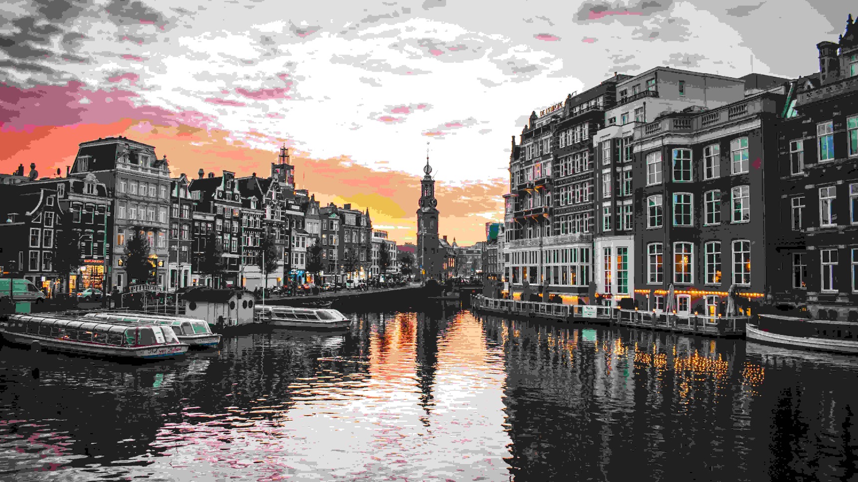 Coucher de soleil sur Muntplein à Amsterdam.