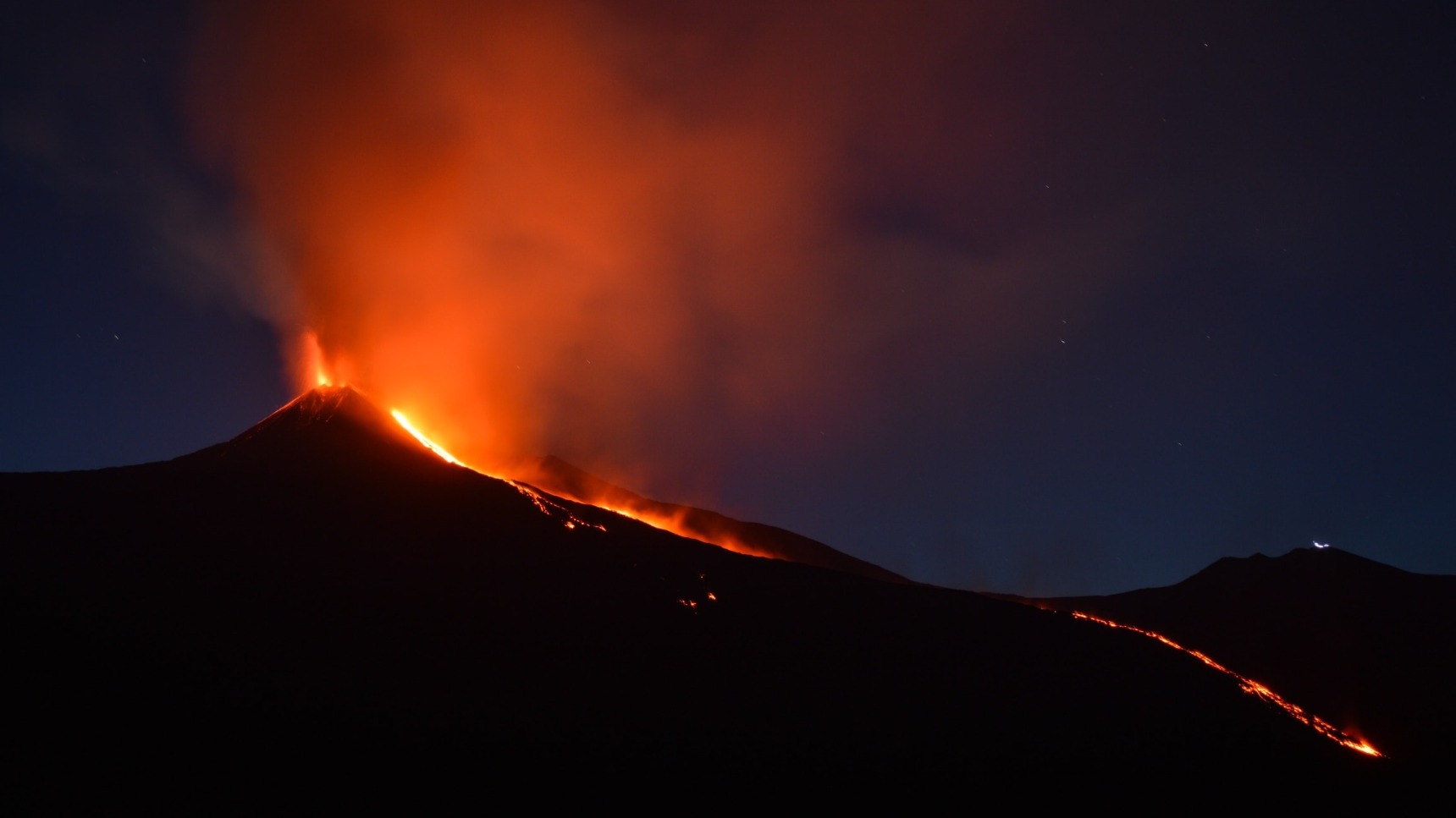 Éruption de l'Etna la nuit, photographiée en 2017