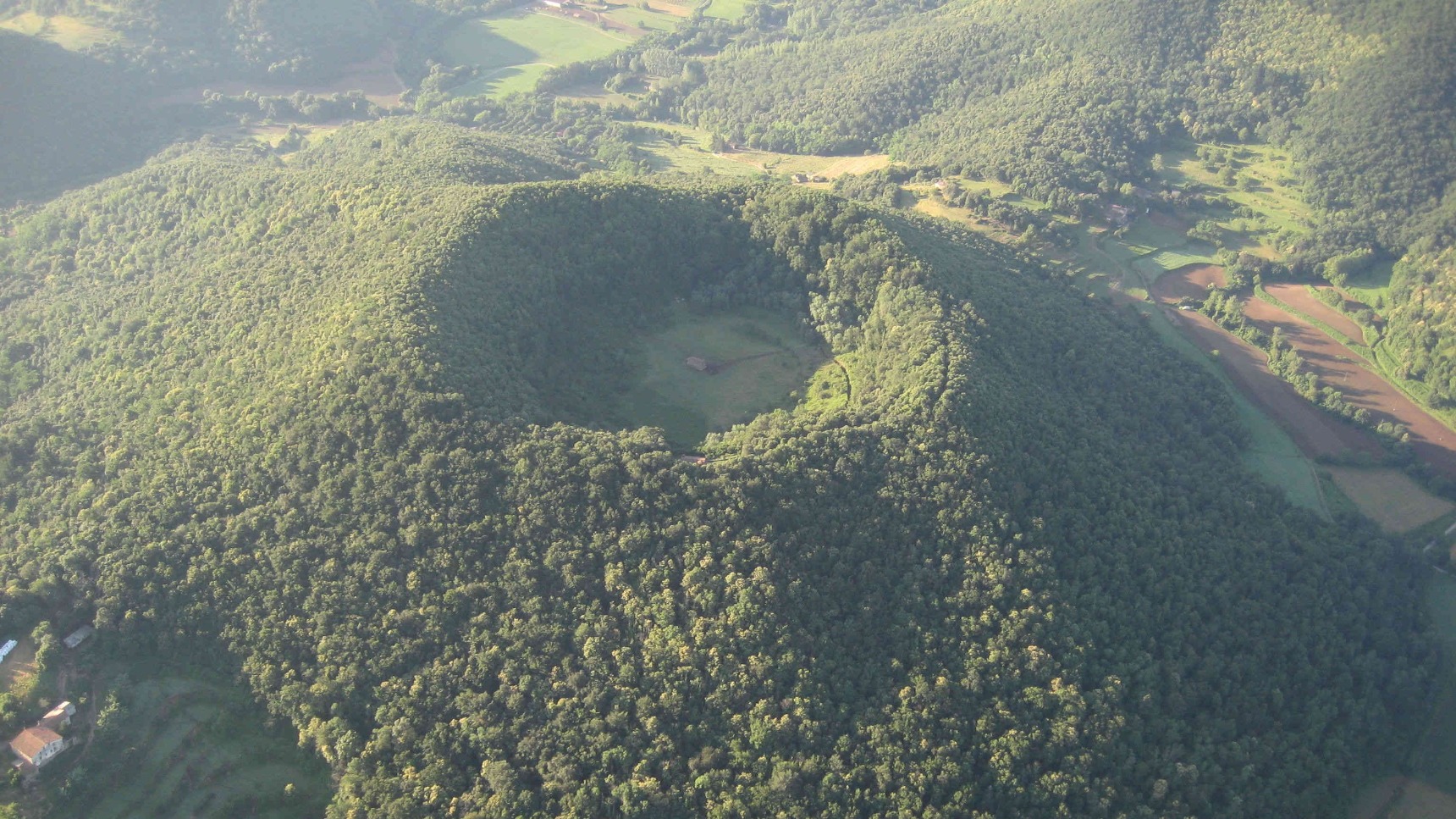 Luftaufnahme des Volcà de Santa Margarida in La Garrotxa