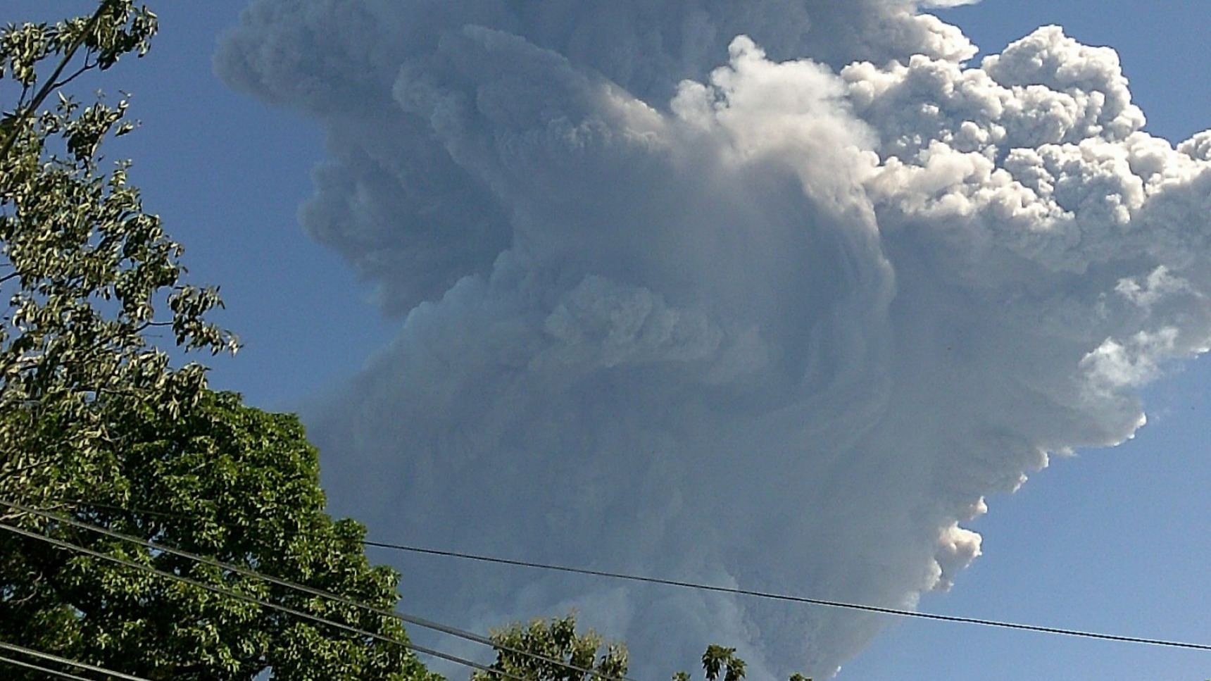 Fumarole 4 ou 5 minutes après le début de l'éruption le 29 décembre 2013. De San Rafael Oriente, San Miguel.